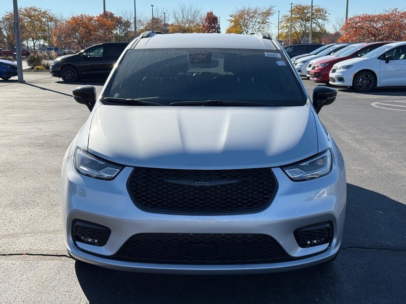 Chrysler Pacifica Vehicle Full-screen Gallery Image 10