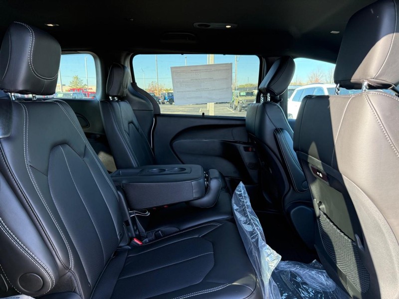 Chrysler Pacifica Vehicle Full-screen Gallery Image 11