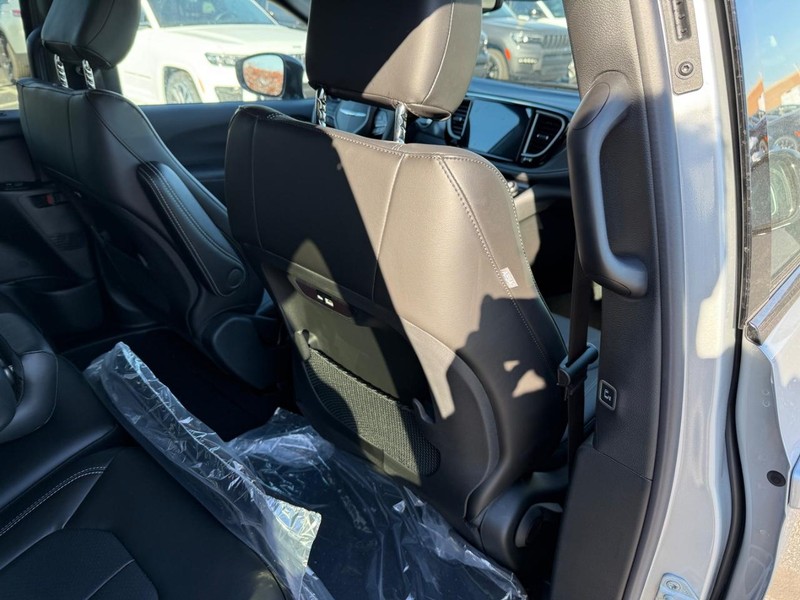 Chrysler Pacifica Vehicle Full-screen Gallery Image 12