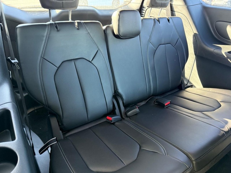 Chrysler Pacifica Vehicle Full-screen Gallery Image 13