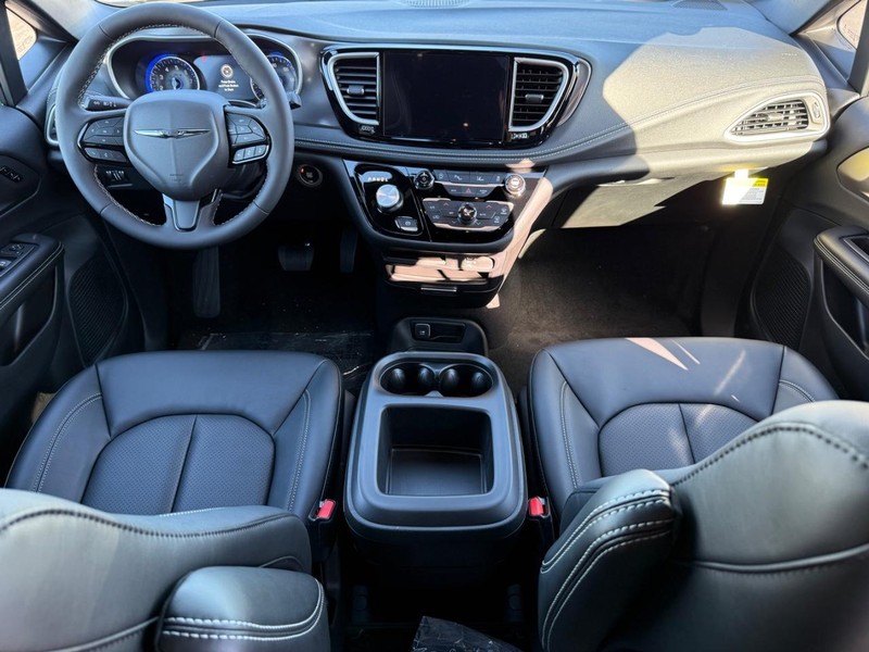 Chrysler Pacifica Vehicle Full-screen Gallery Image 14