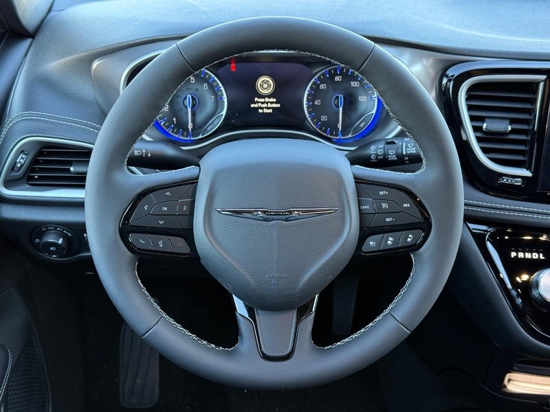 Chrysler Pacifica Vehicle Full-screen Gallery Image 15