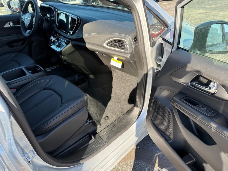 Chrysler Pacifica Vehicle Full-screen Gallery Image 16