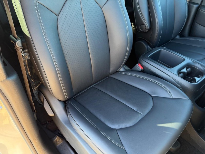 Chrysler Pacifica Vehicle Full-screen Gallery Image 17