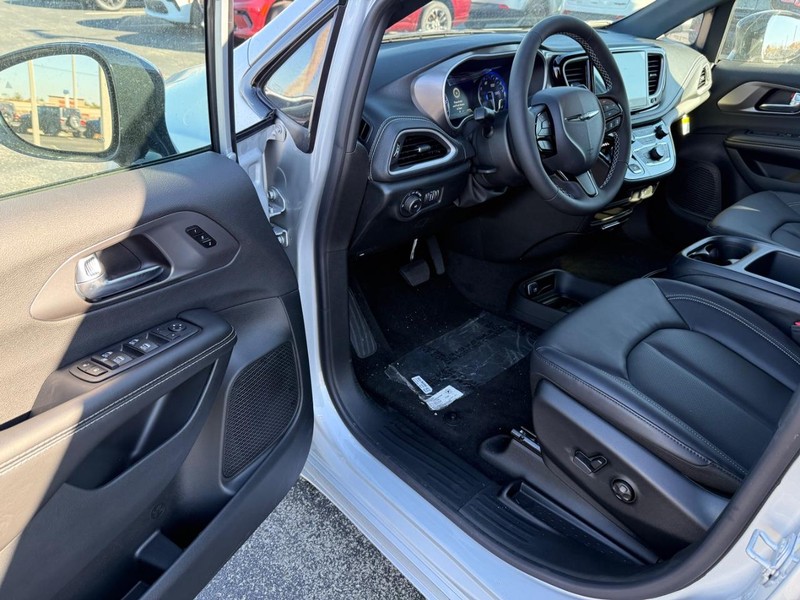 Chrysler Pacifica Vehicle Full-screen Gallery Image 18