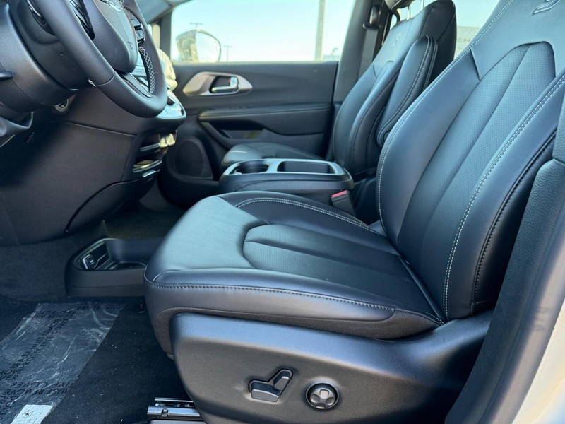 Chrysler Pacifica Vehicle Full-screen Gallery Image 19