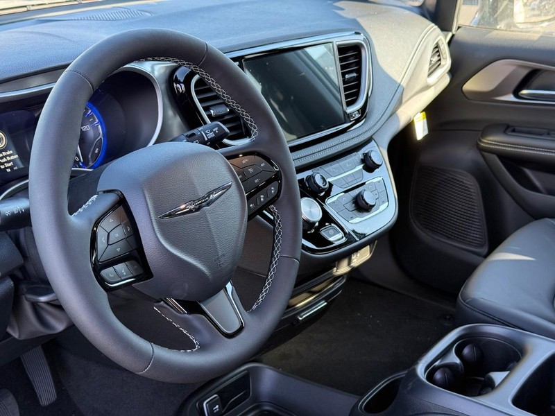 Chrysler Pacifica Vehicle Full-screen Gallery Image 20