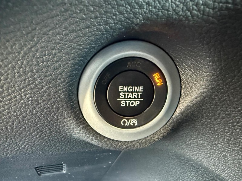 Chrysler Pacifica Vehicle Full-screen Gallery Image 23