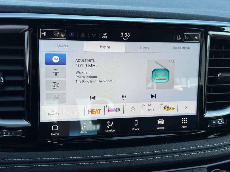 Chrysler Pacifica Vehicle Full-screen Gallery Image 24