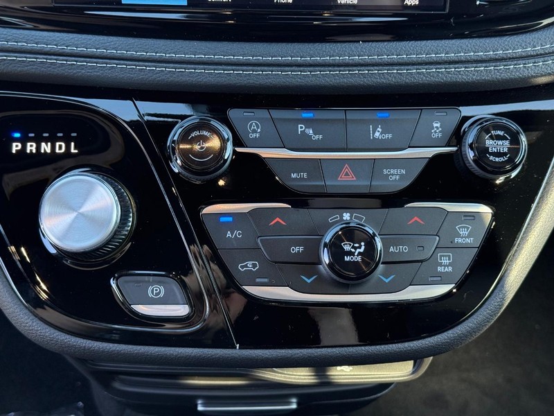 Chrysler Pacifica Vehicle Full-screen Gallery Image 26