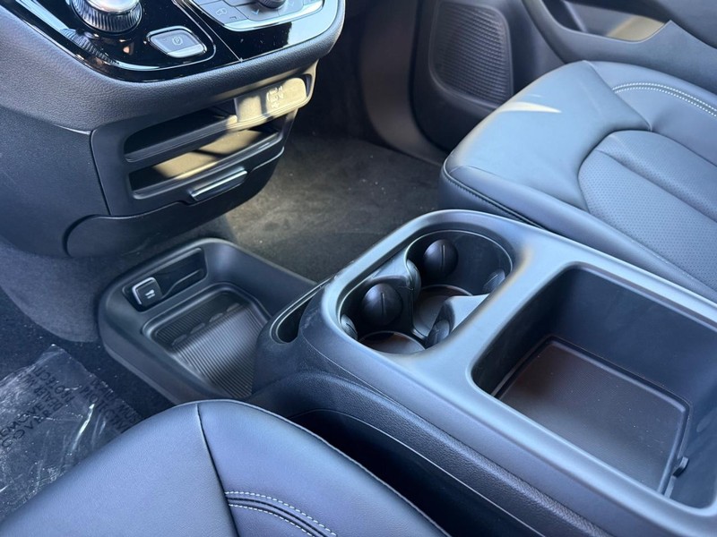 Chrysler Pacifica Vehicle Full-screen Gallery Image 27