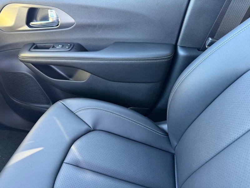 Chrysler Pacifica Vehicle Full-screen Gallery Image 28