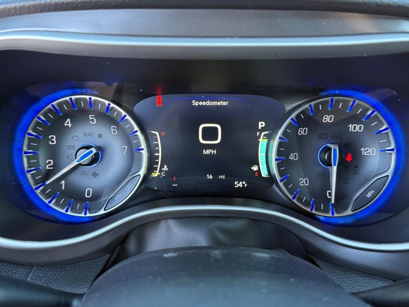 Chrysler Pacifica Vehicle Full-screen Gallery Image 29