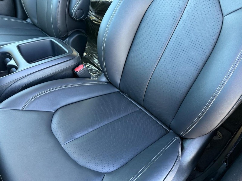 Chrysler Pacifica Vehicle Full-screen Gallery Image 31