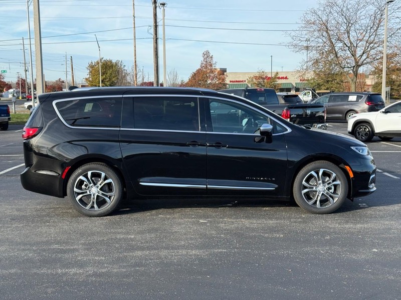 Chrysler Pacifica Vehicle Full-screen Gallery Image 2