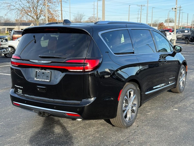 Chrysler Pacifica Vehicle Full-screen Gallery Image 3