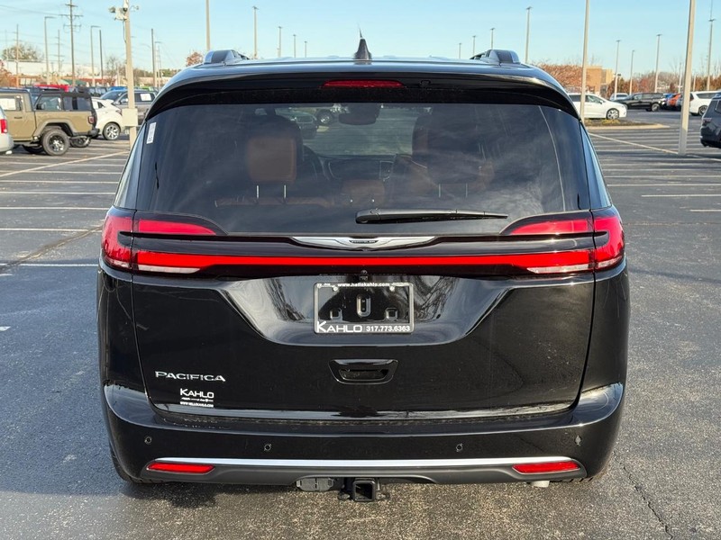 Chrysler Pacifica Vehicle Full-screen Gallery Image 4