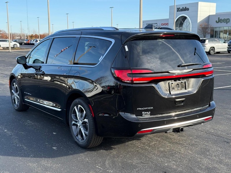 Chrysler Pacifica Vehicle Full-screen Gallery Image 5