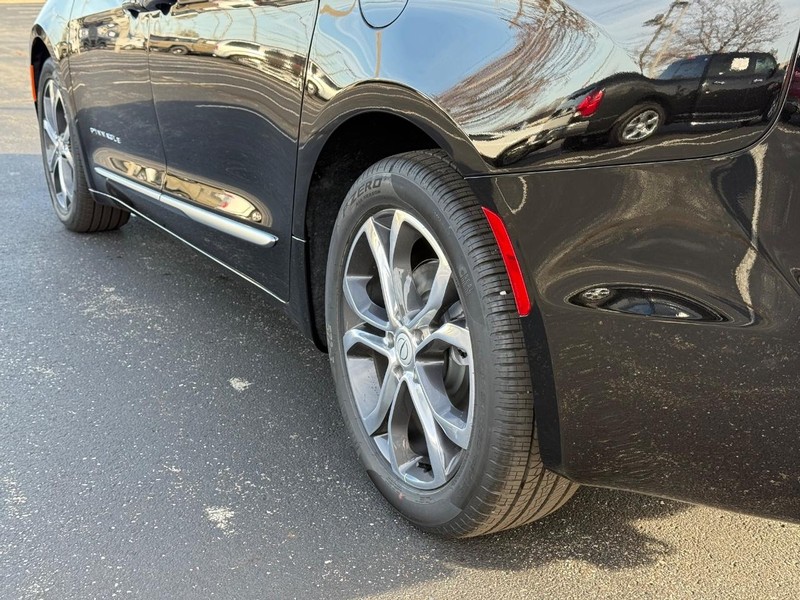 Chrysler Pacifica Vehicle Full-screen Gallery Image 6