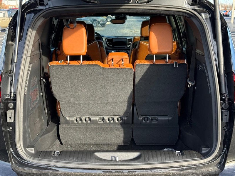 Chrysler Pacifica Vehicle Full-screen Gallery Image 7