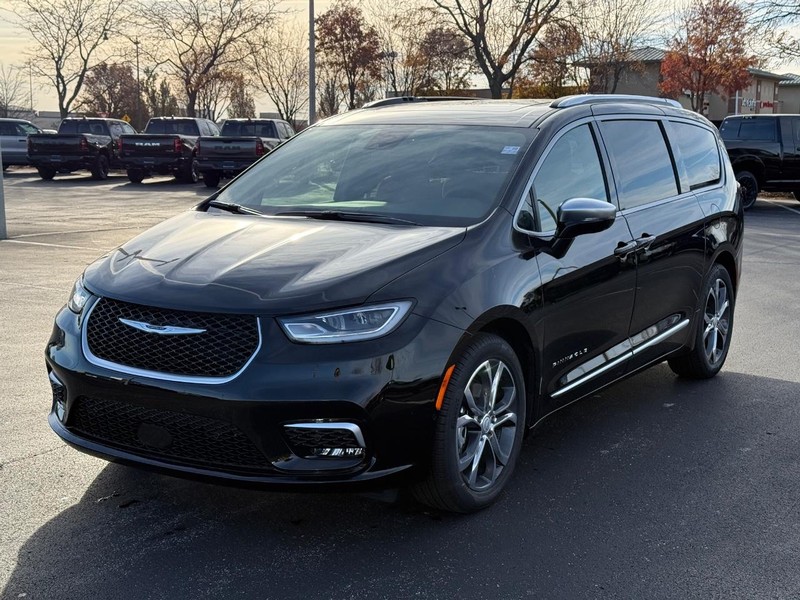Chrysler Pacifica Vehicle Full-screen Gallery Image 9