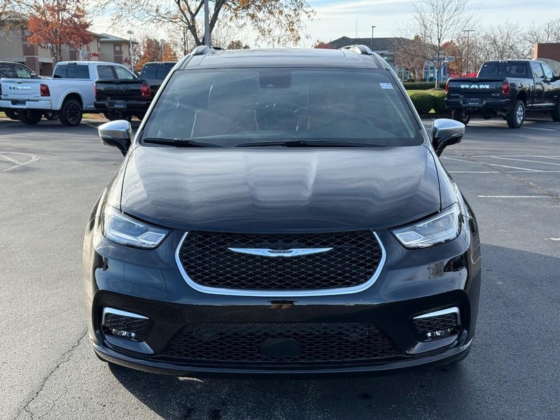 Chrysler Pacifica Vehicle Full-screen Gallery Image 10