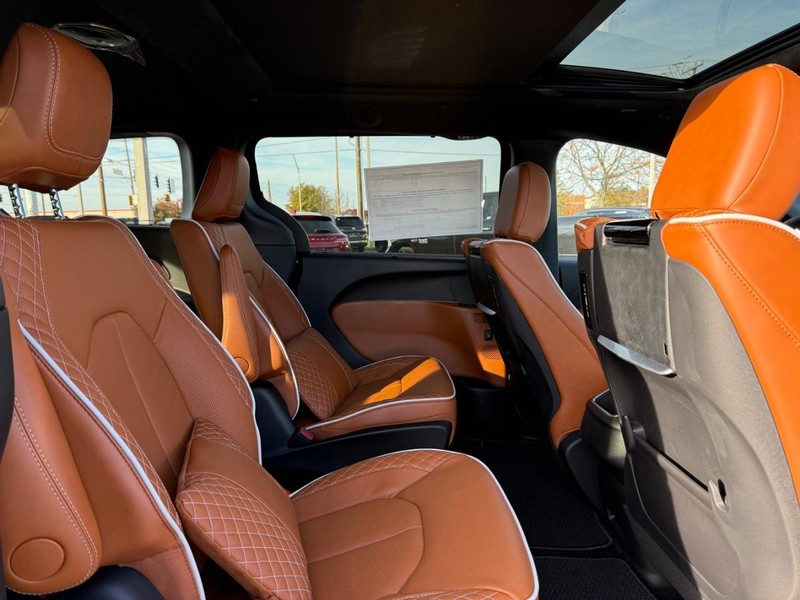 Chrysler Pacifica Vehicle Full-screen Gallery Image 11