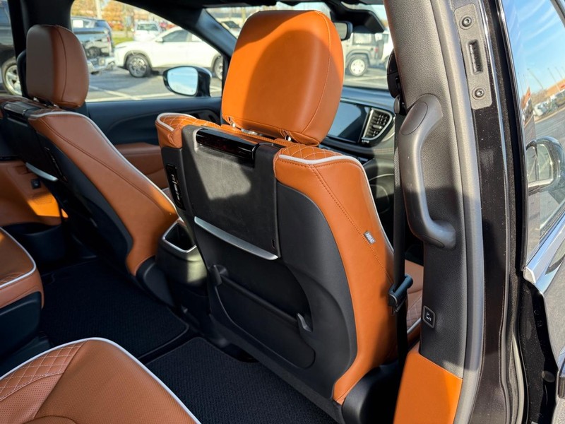 Chrysler Pacifica Vehicle Full-screen Gallery Image 12