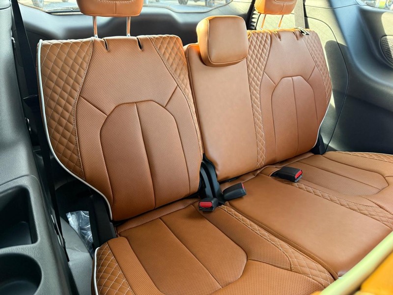 Chrysler Pacifica Vehicle Full-screen Gallery Image 13