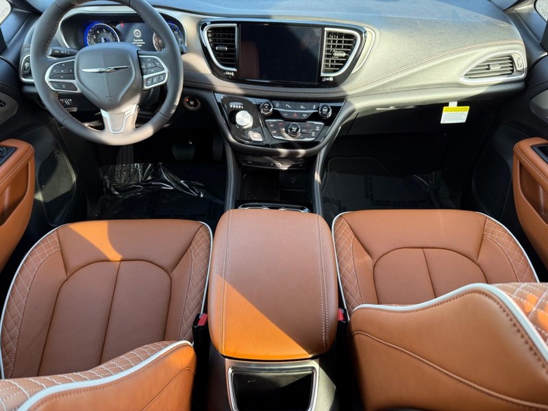 Chrysler Pacifica Vehicle Full-screen Gallery Image 15