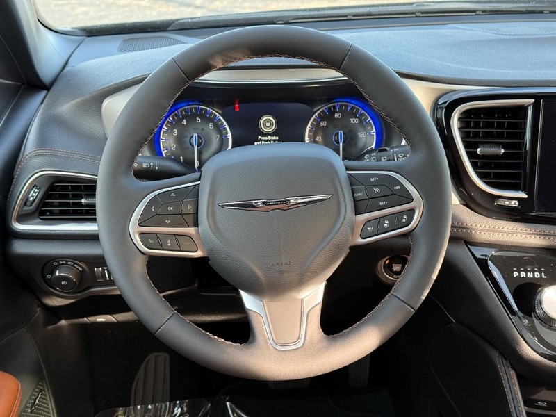 Chrysler Pacifica Vehicle Full-screen Gallery Image 16