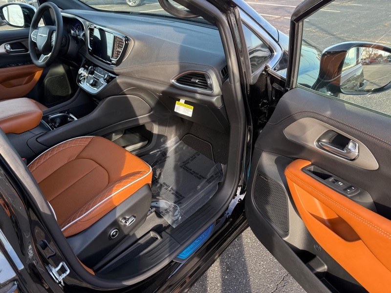 Chrysler Pacifica Vehicle Full-screen Gallery Image 17