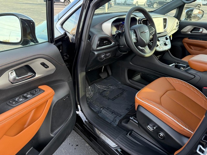 Chrysler Pacifica Vehicle Full-screen Gallery Image 19