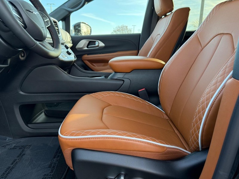 Chrysler Pacifica Vehicle Full-screen Gallery Image 20