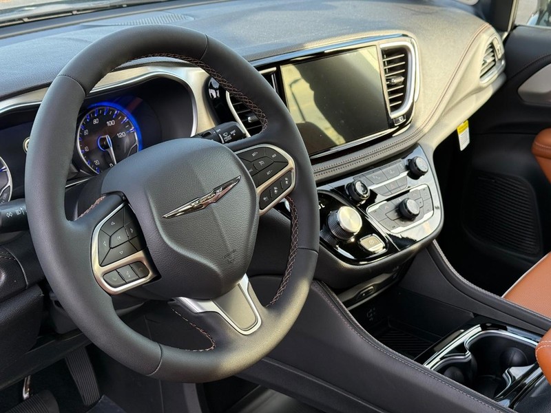Chrysler Pacifica Vehicle Full-screen Gallery Image 21