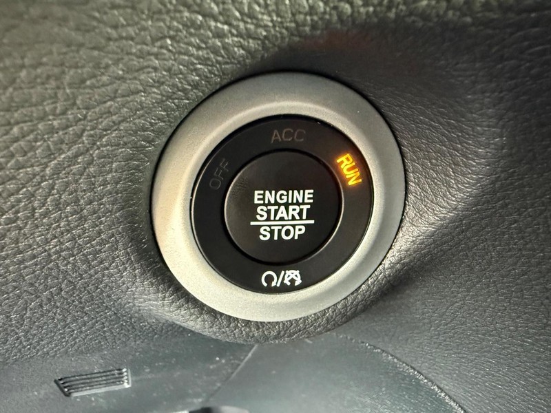 Chrysler Pacifica Vehicle Full-screen Gallery Image 24