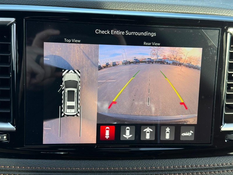 Chrysler Pacifica Vehicle Full-screen Gallery Image 26