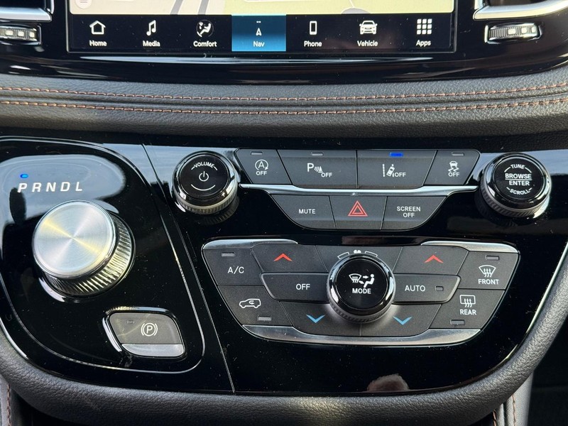 Chrysler Pacifica Vehicle Full-screen Gallery Image 27