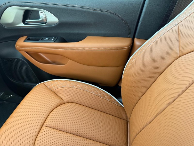 Chrysler Pacifica Vehicle Full-screen Gallery Image 29