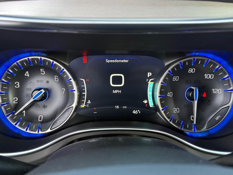 Chrysler Pacifica Vehicle Full-screen Gallery Image 30