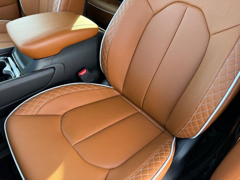 Chrysler Pacifica Vehicle Full-screen Gallery Image 32