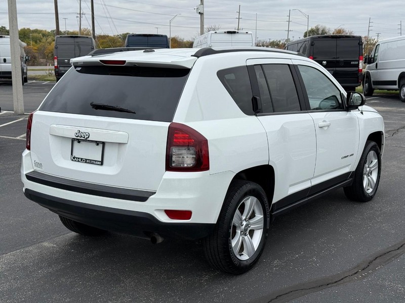 Jeep Compass Vehicle Full-screen Gallery Image 3