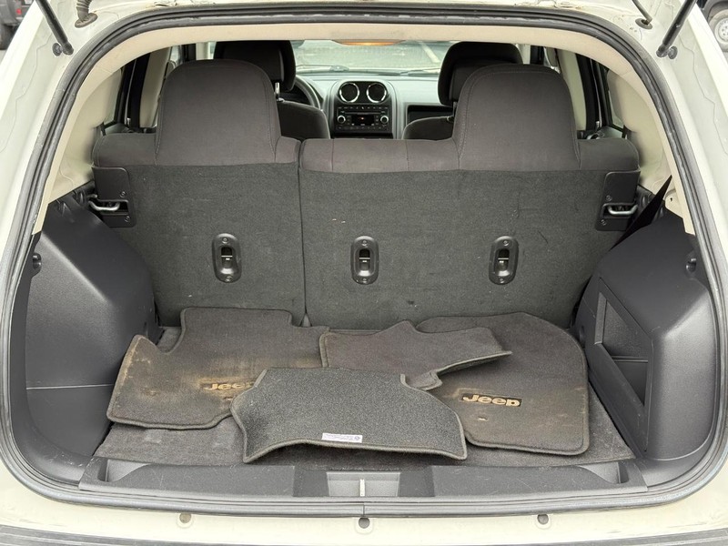 Jeep Compass Vehicle Full-screen Gallery Image 7