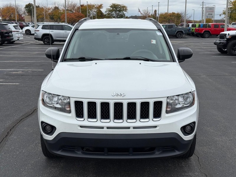 Jeep Compass Vehicle Full-screen Gallery Image 9