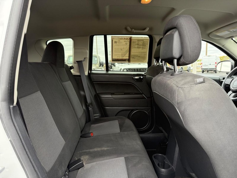 Jeep Compass Vehicle Full-screen Gallery Image 10