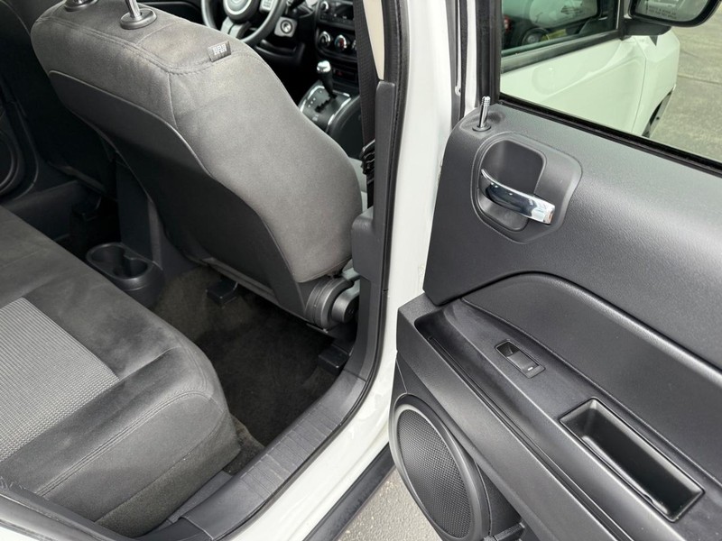 Jeep Compass Vehicle Full-screen Gallery Image 11