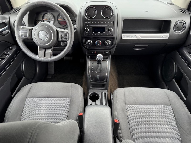 Jeep Compass Vehicle Full-screen Gallery Image 12