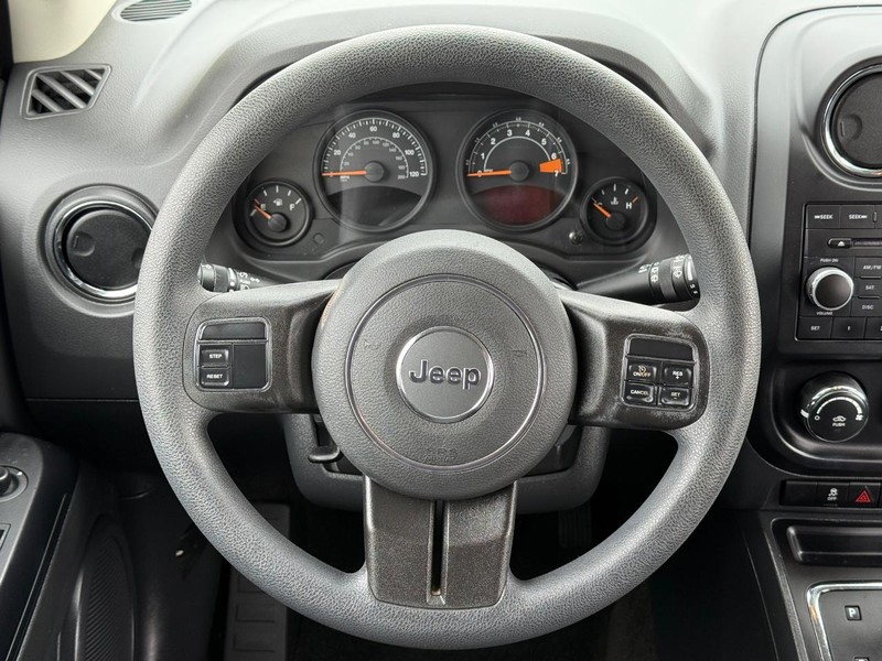 Jeep Compass Vehicle Full-screen Gallery Image 13