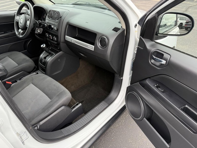 Jeep Compass Vehicle Full-screen Gallery Image 14