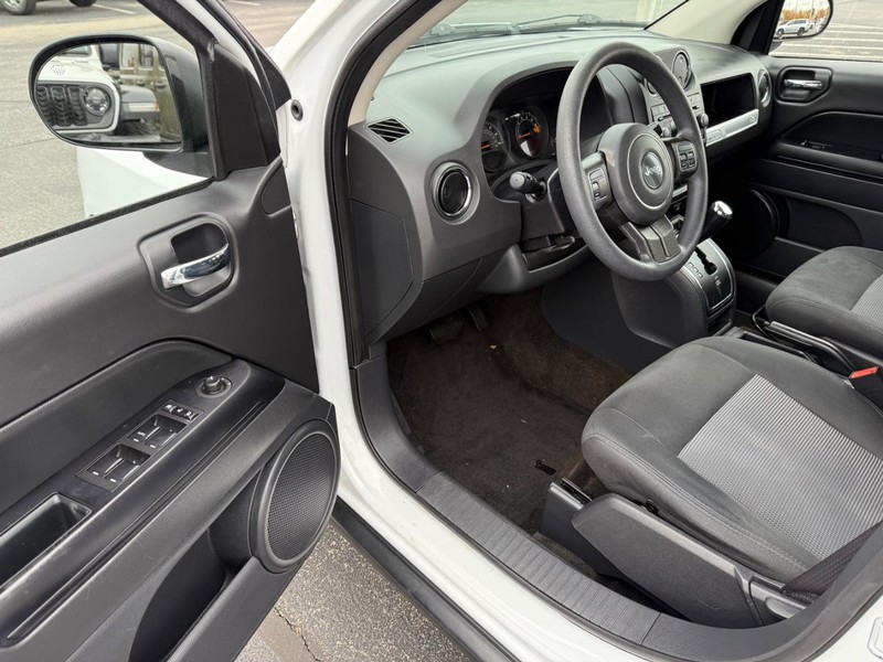 Jeep Compass Vehicle Full-screen Gallery Image 16